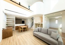 家族の気配を感じる、やさしい住まい