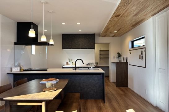 高性能な都市型3階建の家。見学販売会