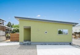 田舎に溶け込む、モスグリーンの平屋