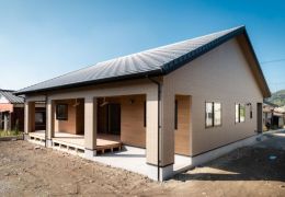 家族の気配がめぐる、風通しのいい平屋