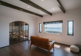 リビングから海の見える家