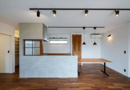 モルタル腰壁が映える田園風景に似合う平屋