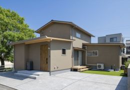 笑顔が集まるリビングとむき出しの梁で、木のぬくもりを感じる家