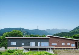 丘の上に建つ、景色を愉しむ平屋