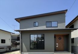 階段下までデザインにこだわった、温もりのあるお家